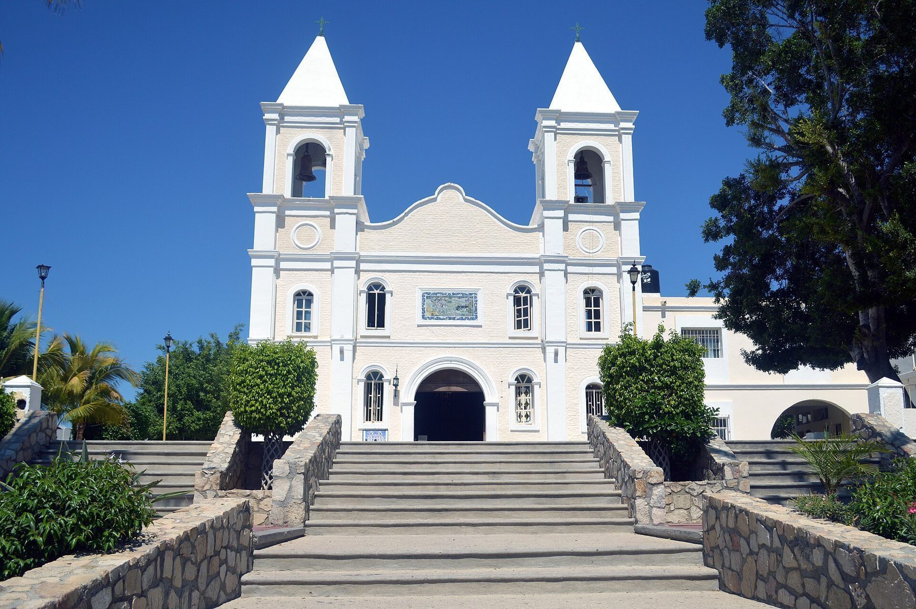 Thursday Art Walk in San Jose del Cabo Art District with galleries and street art